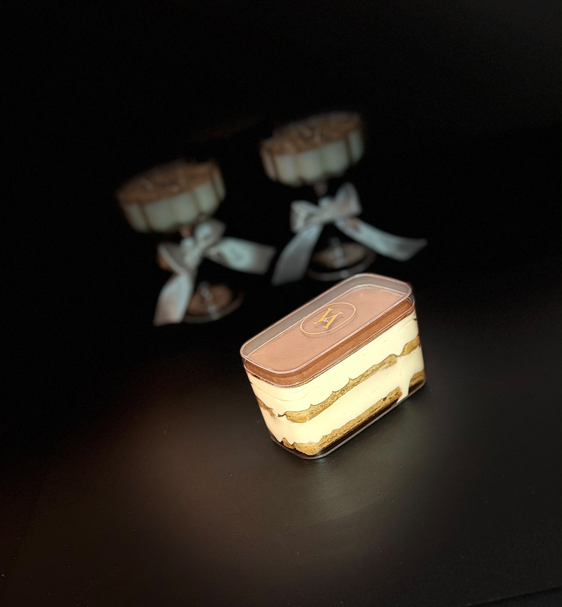 Classic Noir tiramisu in a clear Velaura tub